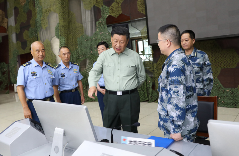 8月22日,中共中央總書記、國家主席、中央軍委主席習近平到空軍某基地視察。這是習近平察看基地作戰(zhàn)指揮中心,了解戰(zhàn)備值班和訓練情況。