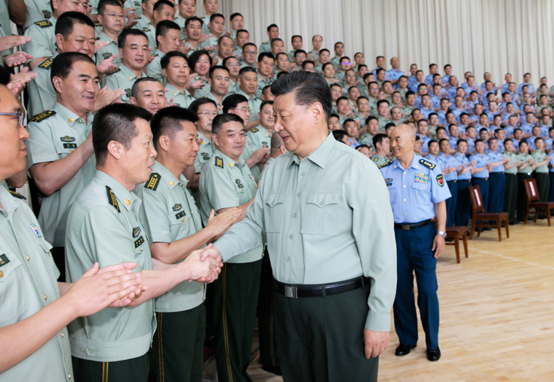 8月22日,中共中央總書記、國家主席、中央軍委主席習近平到空軍某基地視察。這是習近平親切接見駐甘肅部隊副師職以上領導干部和團級單位主官。